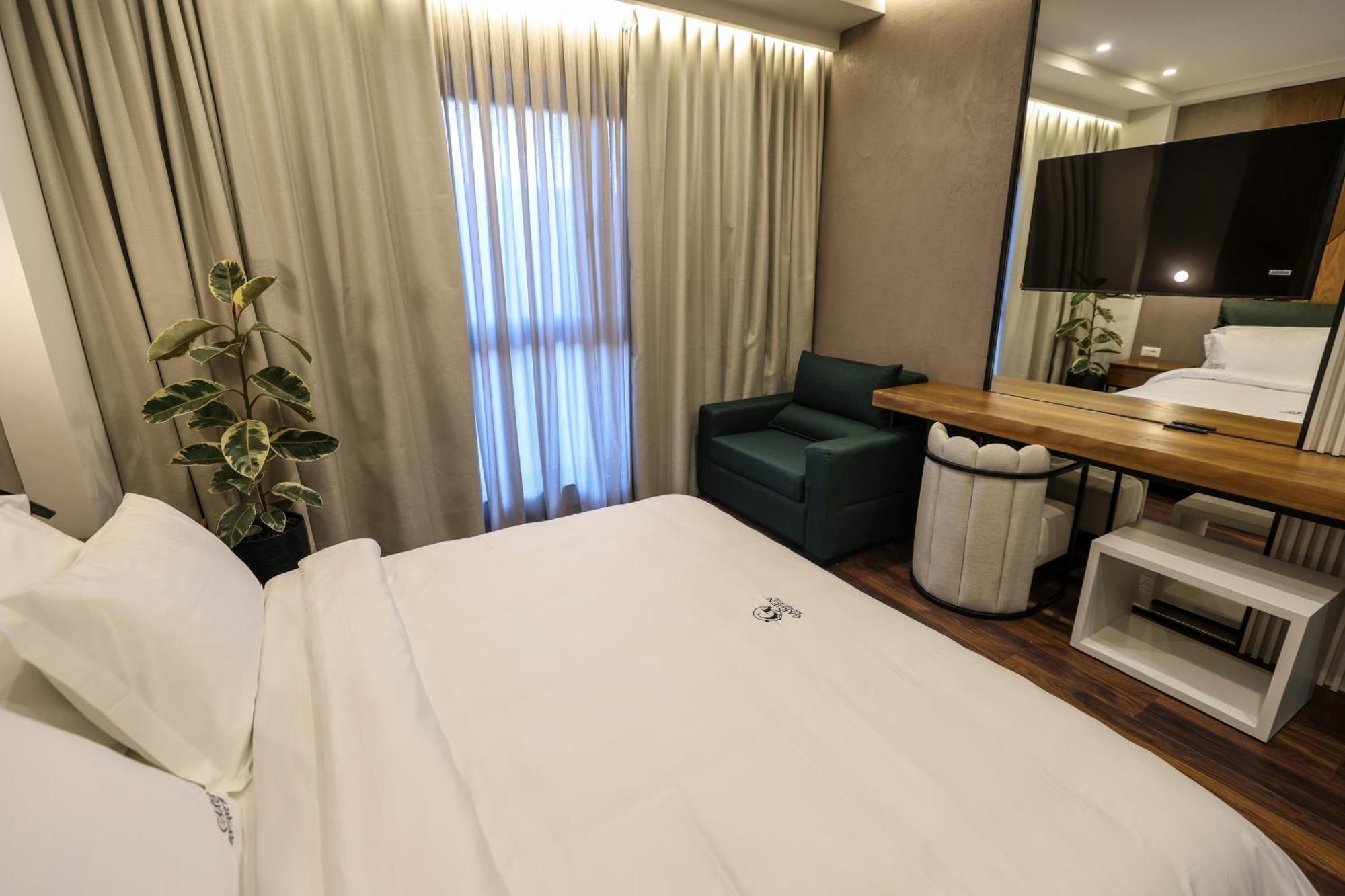 Garden Boutique Hotel ティラナ エクステリア 写真