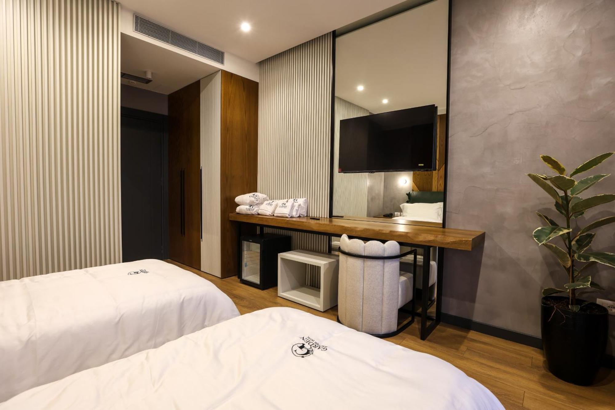 Garden Boutique Hotel ティラナ エクステリア 写真